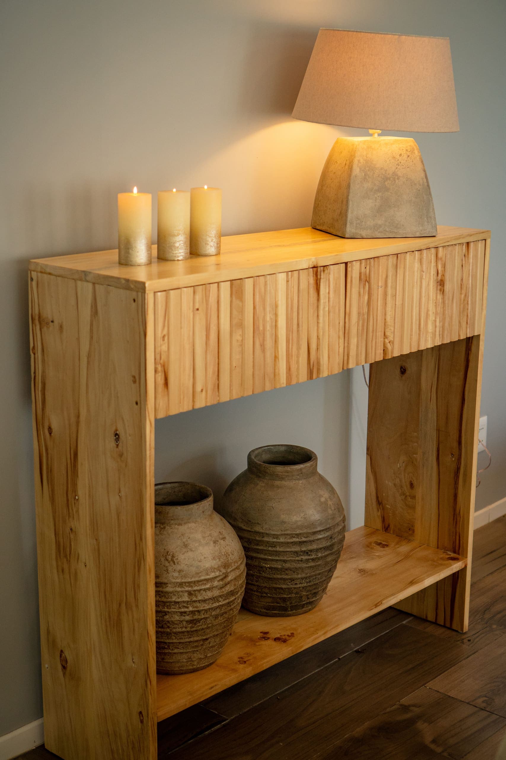 Mesa de arrime en madera de otro — Fondar Home & Design